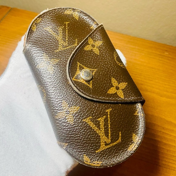 EUC Louis Vuitton Monogram 6 Key Holder Oval Case - Picture 2 of 16